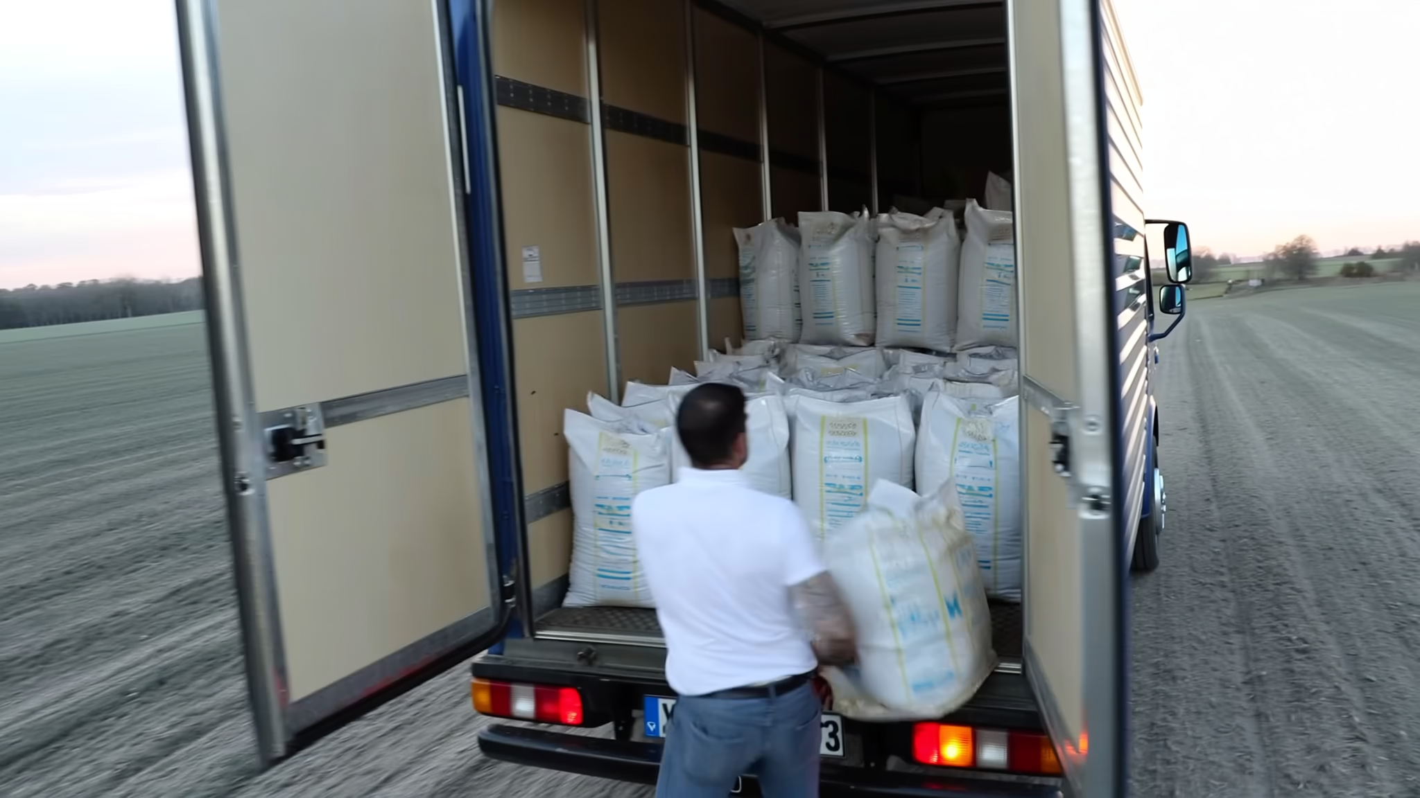 Sfeerbeeld van het inladen van zakken voer voor thuisbezorging.